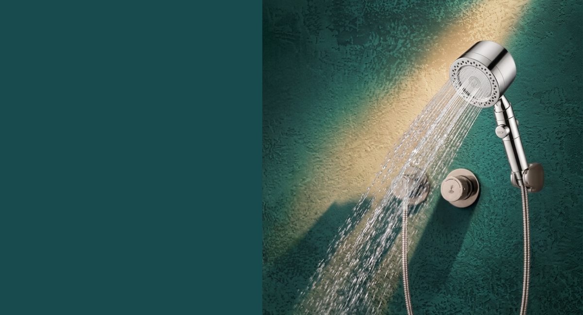Ducha Atarazia sobre pared teal